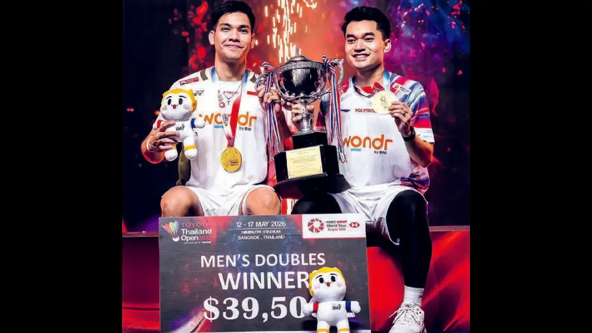 KEMBALI RAMAIKAN PERSAINGAN: Leo Carnando (kanan) dan Daniel Marthin memamerkan trofi Thailand Open kemarin (17/5).