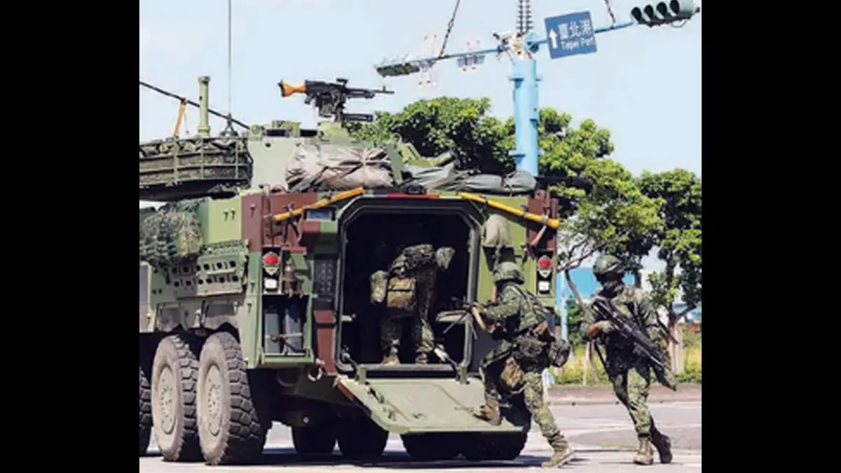 SIAP PERANG: Tentara Taiwan berlatih dengan kendaraan tempur infanteri di jalan dekat Pelabuhan Taipei. Taiwan menagih komitmen AS untuk menjual senjata kepada mereka. (Foto: CHENG YU-CHIEN / AFP)