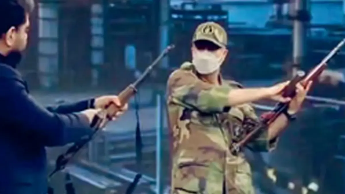 SIARAN LANGSUNG: Instruktur Garda Revolusi (kanan) memberi panduan penggunaan AK-47 di stasiun televisi pemerintah Iran.
(Foto: TANGKAPAN LAYAR INSTAGRAM THE CASPIAN POST)