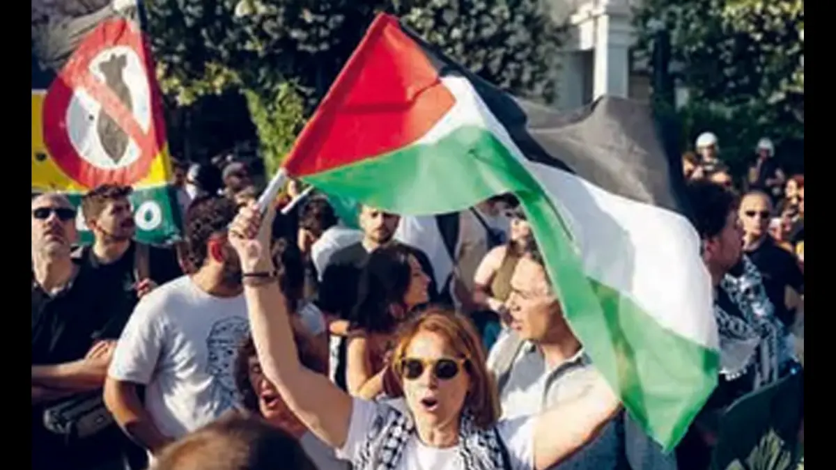 KECAM NEGERI YAHUDI: Demonstran memprotes penyergapan kapal dan penculikan aktivis kemanusiaan Global Sumud Flotilla oleh Israel di luar Kemenlu Yunani, Athena, kemarin (19/5).
(Foto: AFP)