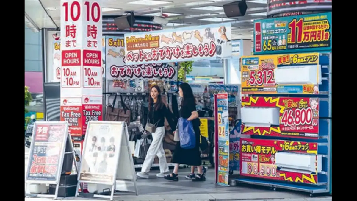 KONSUMSI DOMESTIK: Warga keluar dari toko elektronik di distrik Ginza, Tokyo, kemarin (19/5). Produk domestik bruto Jepang ril tumbuh 2,1 persen secara tahunan pada kuartal I 2026. Angka tersebut lebih tinggi dibanding proyeksi pasar sebesar 1,7 persen.
