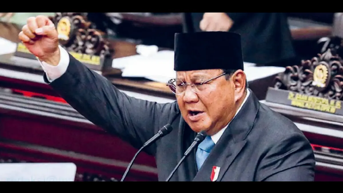 EKONOMI JALAN TENGAH: Presiden Prabowo Subianto menyampaikan paparan program saat rapat paripurna DPR di Kompleks Parlemen, Senayan, Jakarta, kemarin (20/5). Prabowo mengumumkan pembentukan badan tunggal pengelola ekspor komoditas strategis. (Foto: JAWA POS)