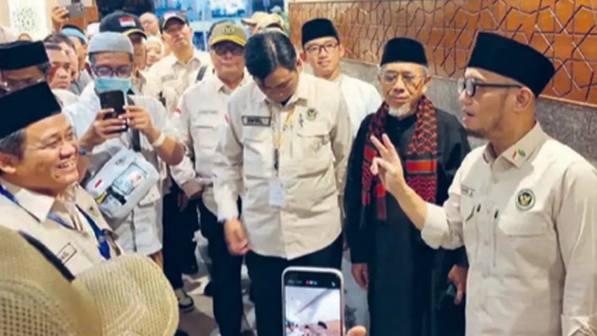 JELANG PUNCAK HAJI: Wamenhaj Dahnil Anzar Simanjuntak (kanan) meninjau layanan jemaah di salah satu hotel di Makkah. (Foto: HUMAS KEMENHAJ)