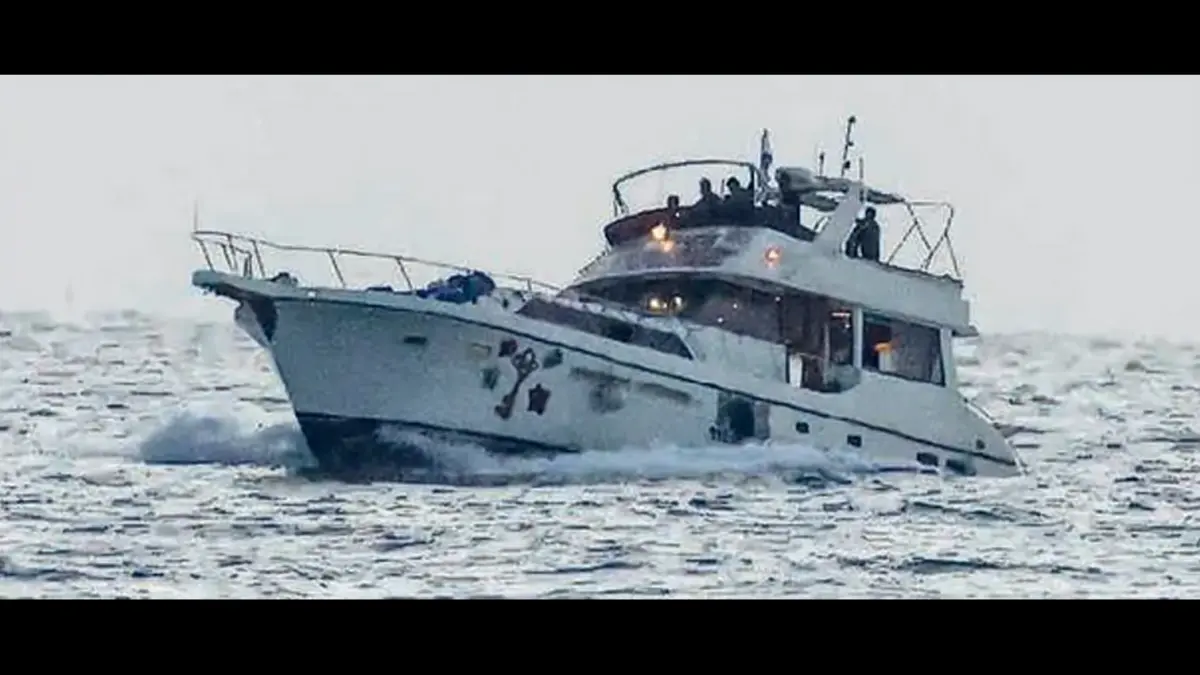 RAMAI KECAMAN: Kapal rombongan Global Sumud Flotilla yang dihadang militer Israel. Para aktivisnya lalu ditangkap dan dibawa ke Ashdod, Selasa (19/5).