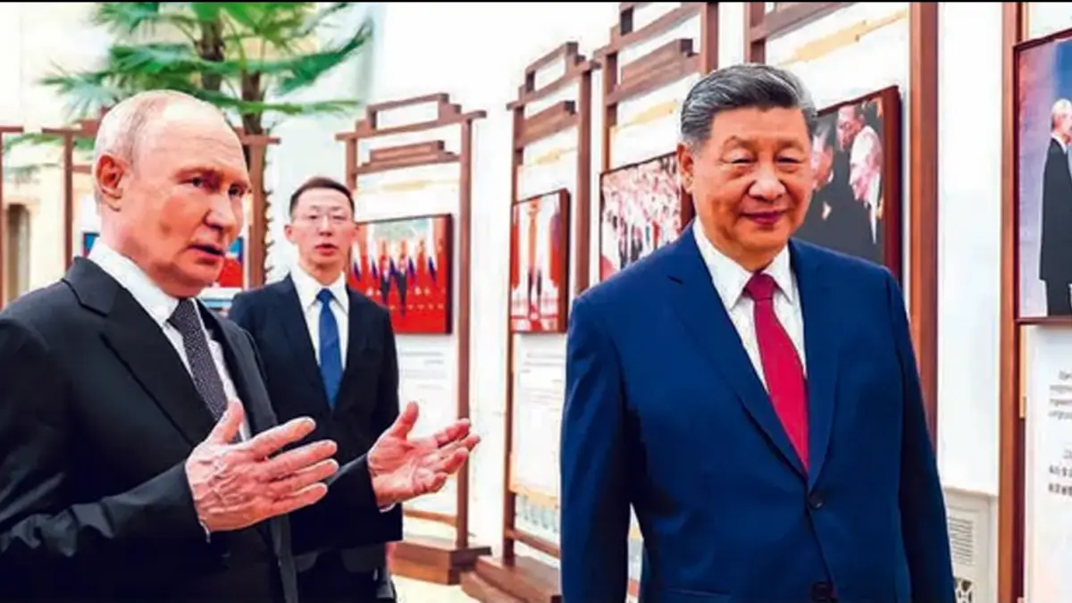 DIPLOMASI: Vladimir Putin dan Xi Jinping mengunjungi pameran foto tentang hubungan Rusia dan Tiongkok di Beijing, Rabu (20/5).