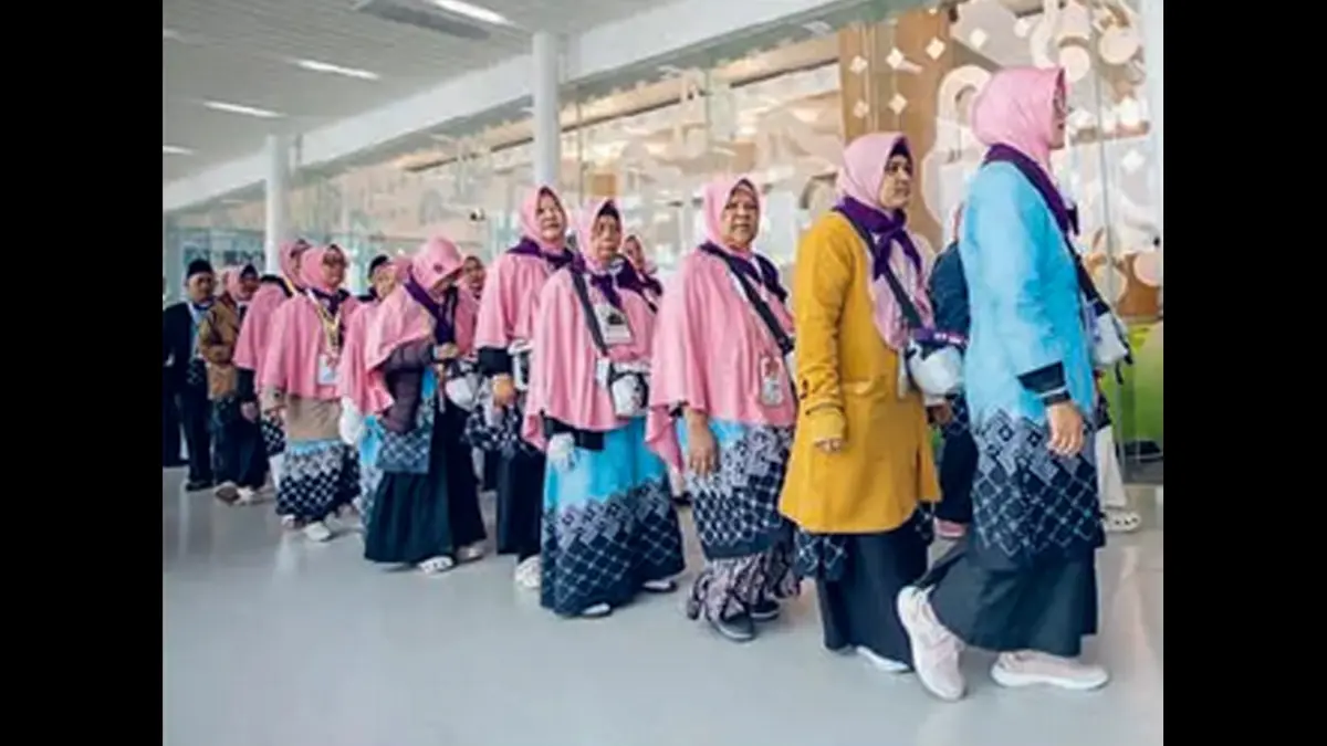 FASILITAS PEMELIHARAAN: Calon jemaah haji berjalan menuju pesawat saat pemberangkatan di BIJB Kertajati, Majalengka, Jawa Barat (22/4). (ANTARA FOTO)