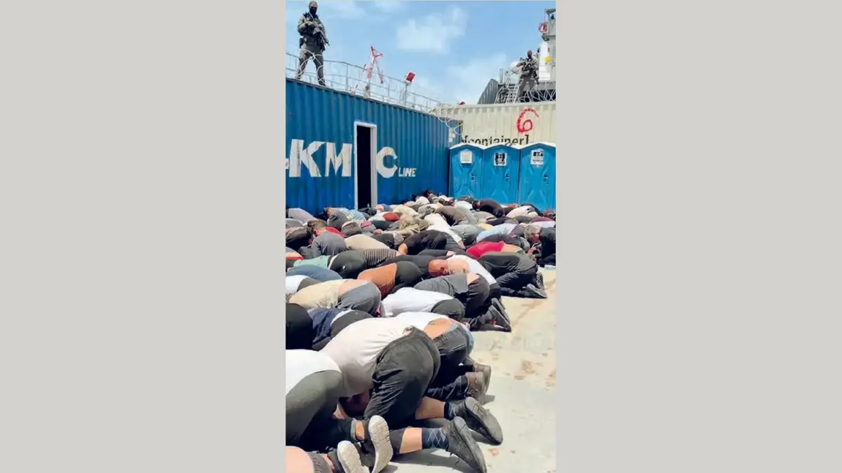 PERLAKUAN SEMENA-MENA: Para aktivis Global Sumud Flotilla berlutut sambil tangan diikat di Ashdod, Israel. Foto ini dirilis Menhan Israel Ben-Gvir yang dikecam berbagai kalangan karena menganiaya aktivis, Rabu (20/5). (Foto: AFP)