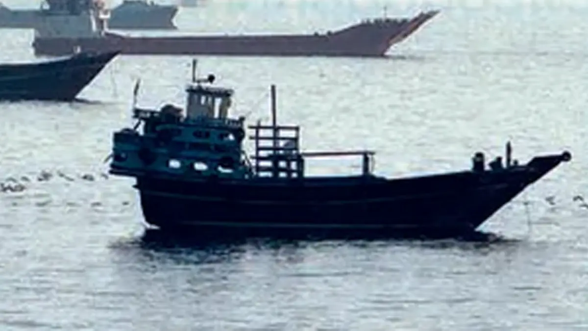 SANDAR: Kapal-kapal berlabuh di Selat Hormuz, Minggu (17/5). (AFP)