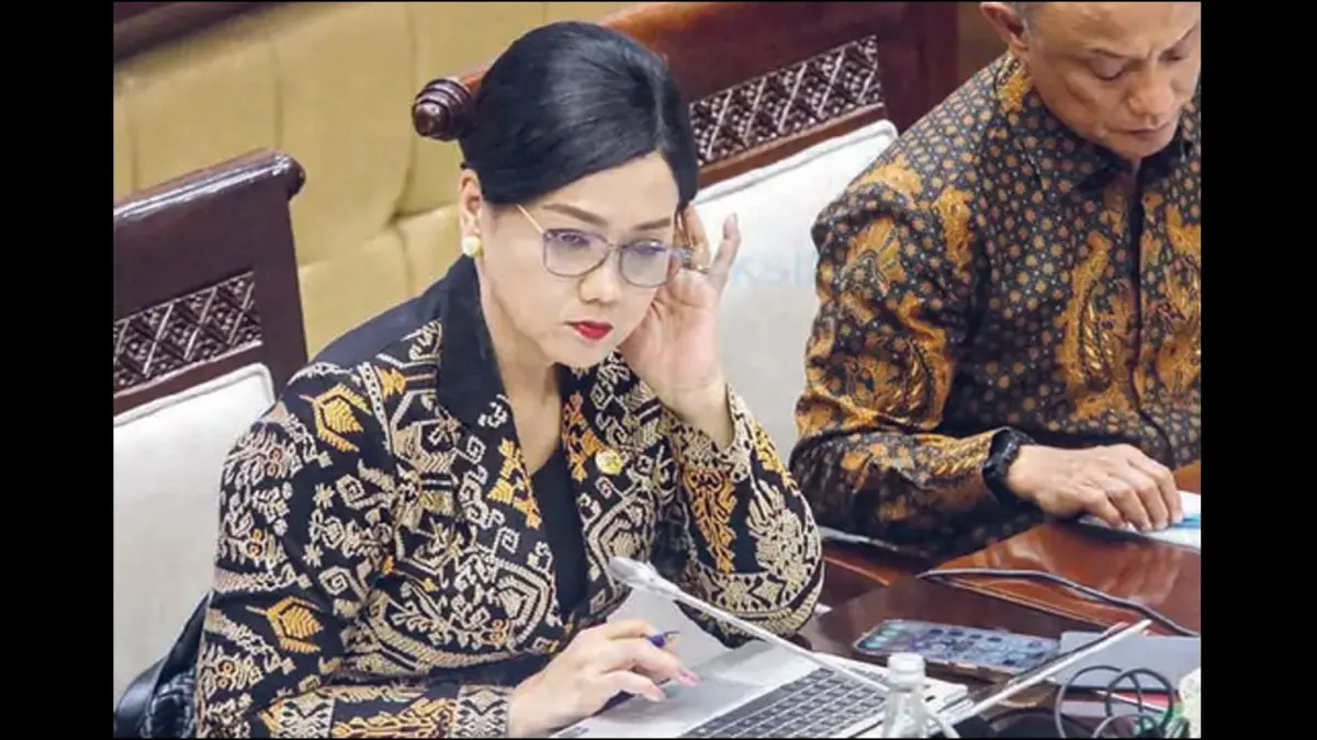 KURANGI DAMPAK EMISI: Ketua Dewan Komisioner OJK Friderica Widyasari Dewi memaparkan potensi IDXCarbon dalam rapat kerja bersama Komisi XI DPR di Jakarta kemarin (21/5). Bursa karbon tercatat telah memiliki 155 pengguna jasa terdaftar dan memuat 10 proyek Sertifikat Pengurangan Emisi Gas Rumah Kaca. (Foto: SALMAN TOYIBI/JAWA POS)