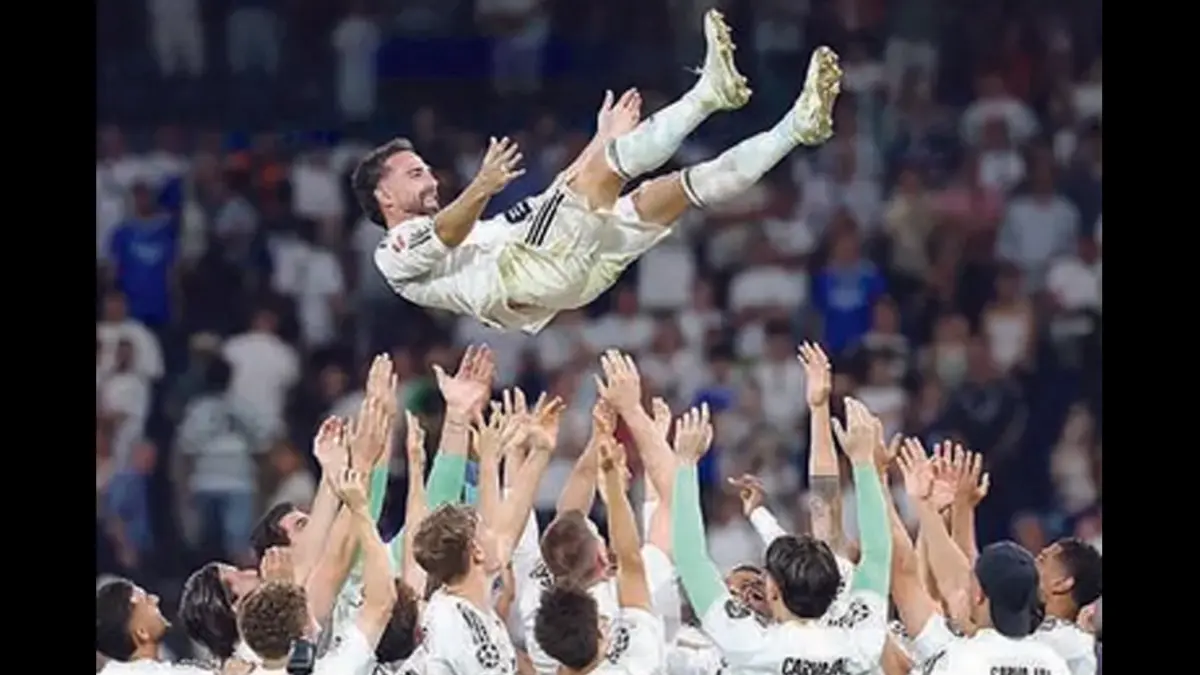 ADIOS: Dani Carvajal dilemparkan ke udara oleh pemain Real Madrid usai laga kandang terakhir klub musim ini di Estadio Santiago Bernabeu, Madrid, kemarin (24/5). (Foto: AFP)