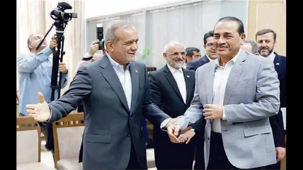 BERUNDING: Presiden Iran Masoud Pezeshkian (kiri) bersama Kepala Angkatan Darat Pakistan Syed Asim Munir (kanan) di Teheran, Sabtu (23/5). Munir datang ke Teheran untuk memperkuat mediasi antara Iran dan AS karena negosiasi selama berminggu-minggu masih alot. (KEPRESIDENAN IRAN / AFP)