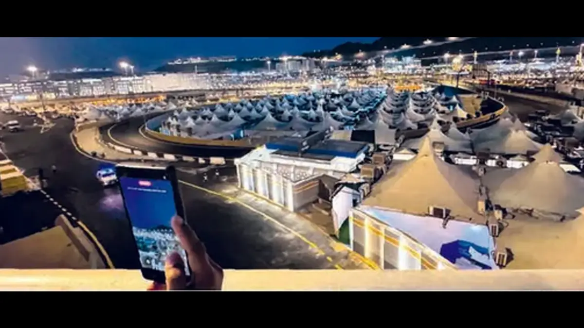 PERSIAPAN PUNCAK HAJI : Petugas Penyelenggara Ibadah Haji (PPIH) mengambil gambar fasilitas tenda jamaah calon haji di Mina, Makkah, Sabtu (23/5). (ANTARA FOTO/CITRO ATMOKO)
