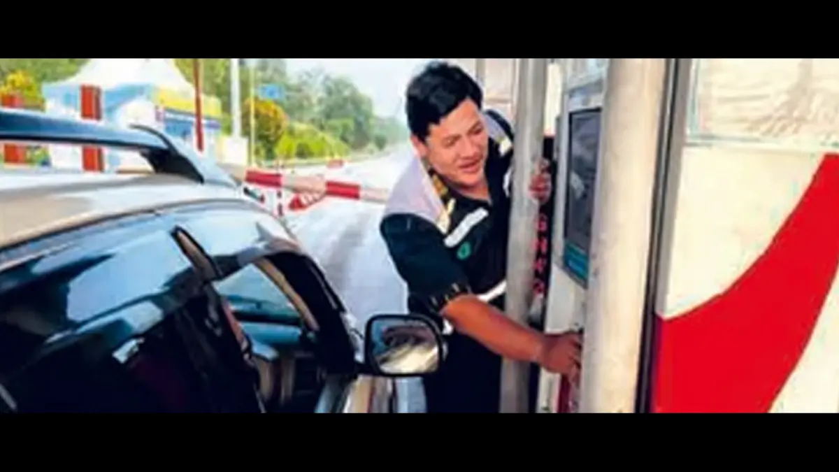 TETAP BERFUNGSI: Petugas membantu warga menempelkan e-tol sebelum masuk gerbang tol Trans Sumatera. (Dok. Hutama Karya)