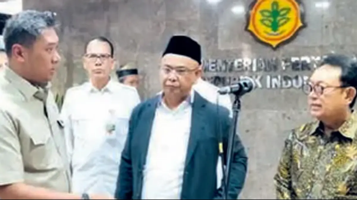 BERI PENGERTIAN: Sudaryono (kiri) meminta para petani sawit tidak risau atas pembentukan PT DSI.
