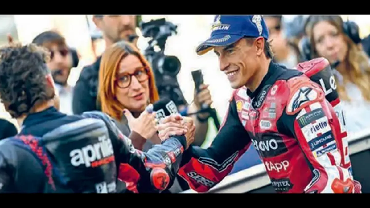 KEJAR POIN: Marc Marquez (kanan) berbincang dengan Marco Bezzecchi usai kualifikasi GP Prancis pada 9 Mei lalu. (AFP PHOTO)