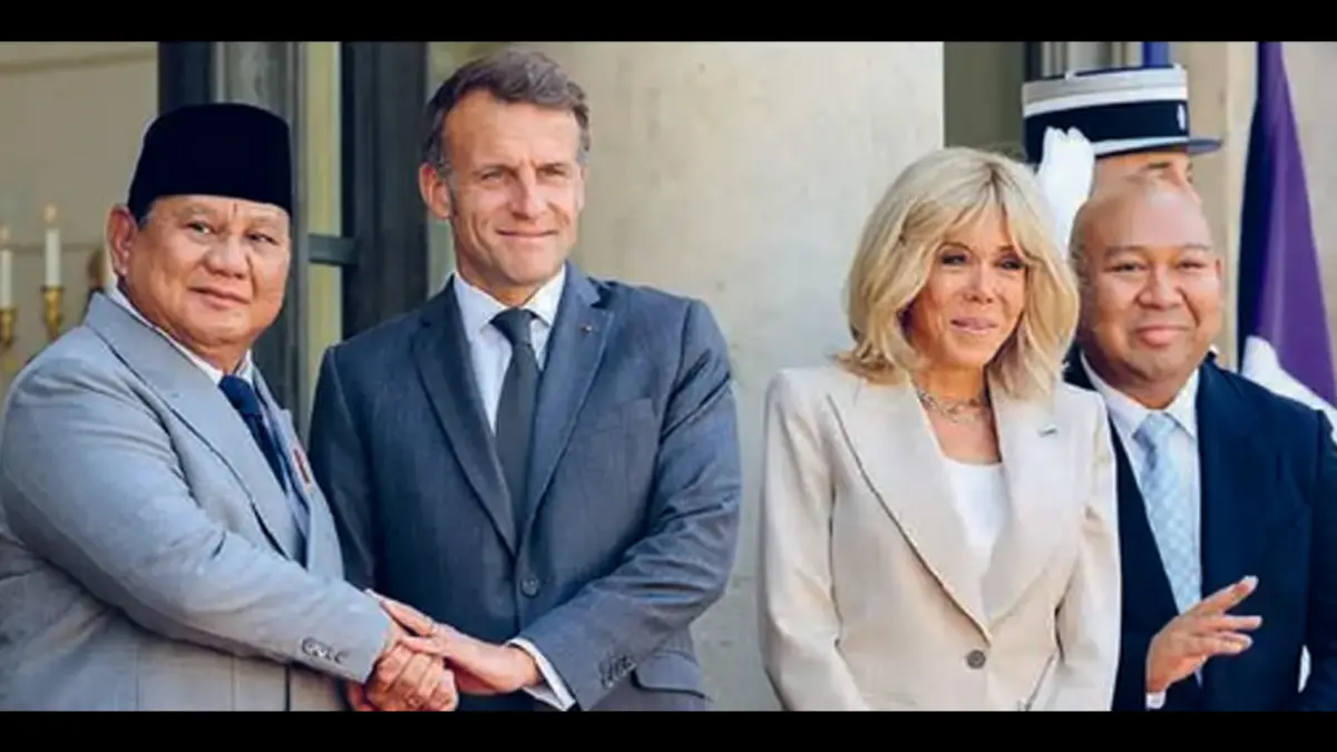 BILATERAL: Emmanuel Macron bersama istri, Brigitte Macron, menyambut Prabowo Subianto dan Didit Hediprasetyo di Istana Kepresidenan Elysee, Paris, Prancis, tadi malam (28/5).
(Foto: LUDOVIC MARIN/AFP)