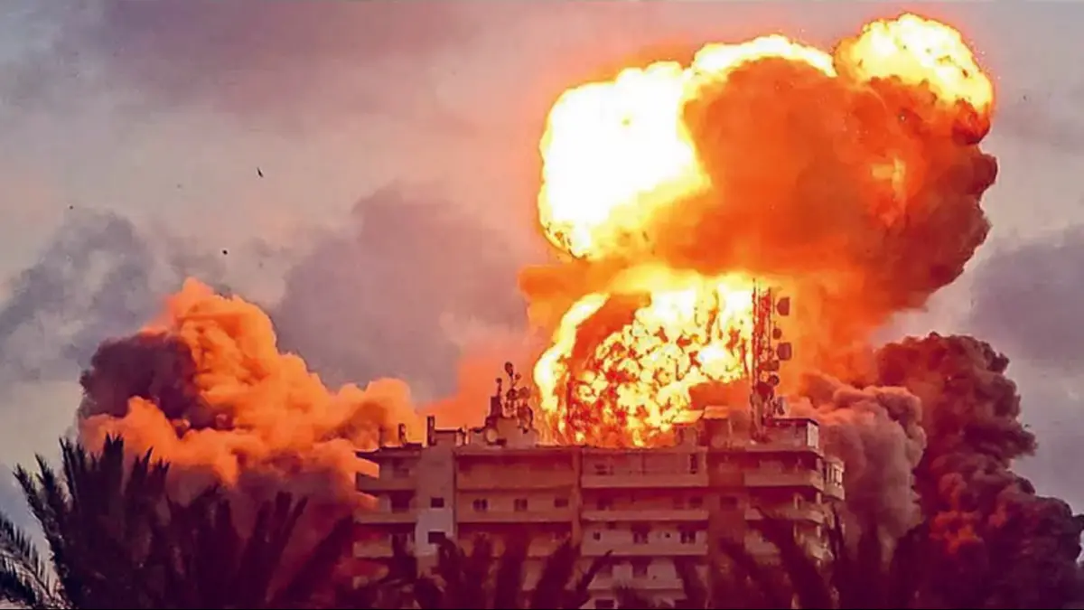 MEMBARA: Api membubung tinggi dari sebuah gedung di Tyre, Lebanon bagian selatan, yang diserang Israel kemarin (28/5). (KAWANT HAJU/AFP)
