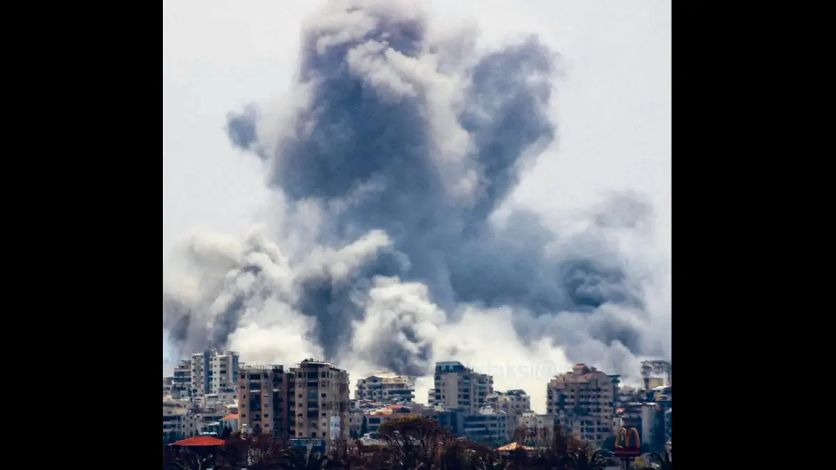SEMAKIN BRUTAL: Serangan Israel ke Tyre, Lebanon bagian selatan, memunculkan asap yang membubung kemarin (1/6). Berbagai negara mengecam agresi Israel ke negara tetangga tersebut. (Foto: KAWNAT HAJU / AFP