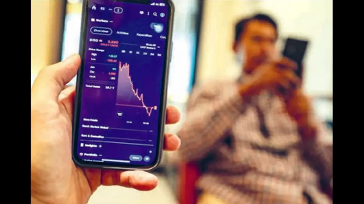 MAKIN TERPURUK: IHSG ditutup anjlok 254,36 poin atau 4,11 persen menjadi 5.941 kemarin (3/6). Pelemahan dipicu merosotnya seluruh sektor saham, di antaranya sektor material dasar anjlok 9,05 persen, sektor energi melemah 5,61 persen, dan sektor infrastruktur terkoreksi 5,05 persen. (SALMAN TOYIBI/JAWA POS)