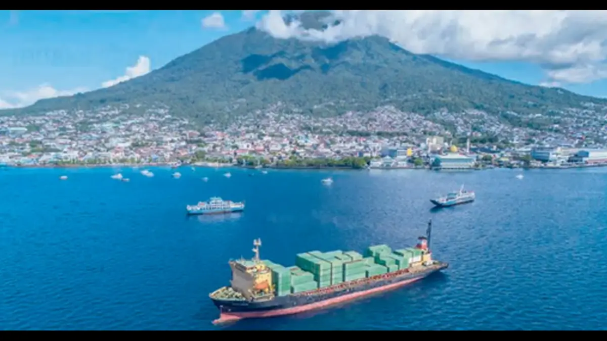 BAKAL MAKIN MAHAL: Kapal mengangkut peti kemas lego jangkar di perairan Ternate, Maluku Utara, kemarin (3/6). Indonesia masuk kelompok negara yang akan dikenakan tarif tambahan ekspor ke Amerika Serikat sebesar 10 persen.