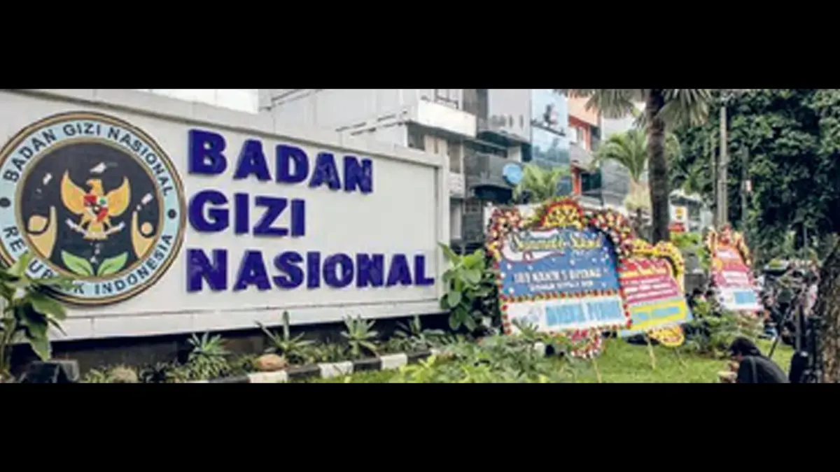 DUKUNG PEMECATAN DADAN: Karangan bunga berisi ucapan selamat atas pergantian kepemimpinan di depan kantor Badan Gizi Nasional, Jakarta, kemarin (3/6). (HANUNG HAMBARA/JAWA POS)