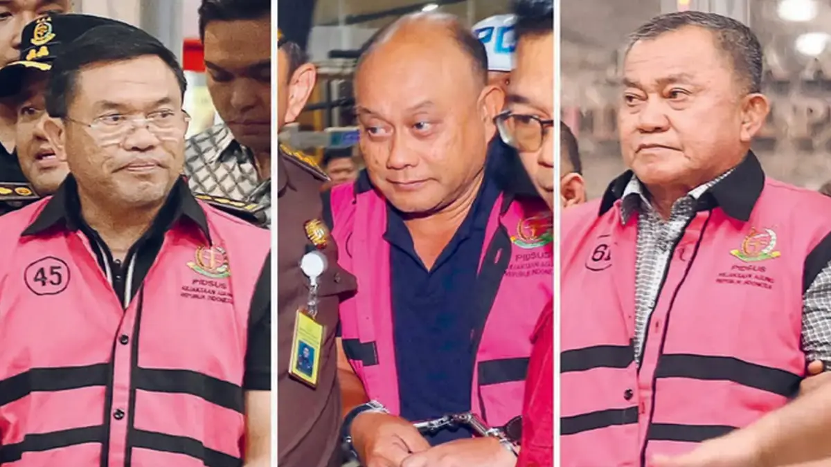 TERBORGOL: Dari kiri, Sony Sonjaya, Dadan Hindayana, dan Lodewyk Pusung menuju mobil tahanan setelah menjalani pemeriksaan di Kejagung, Jakarta, kemarin (3/6).