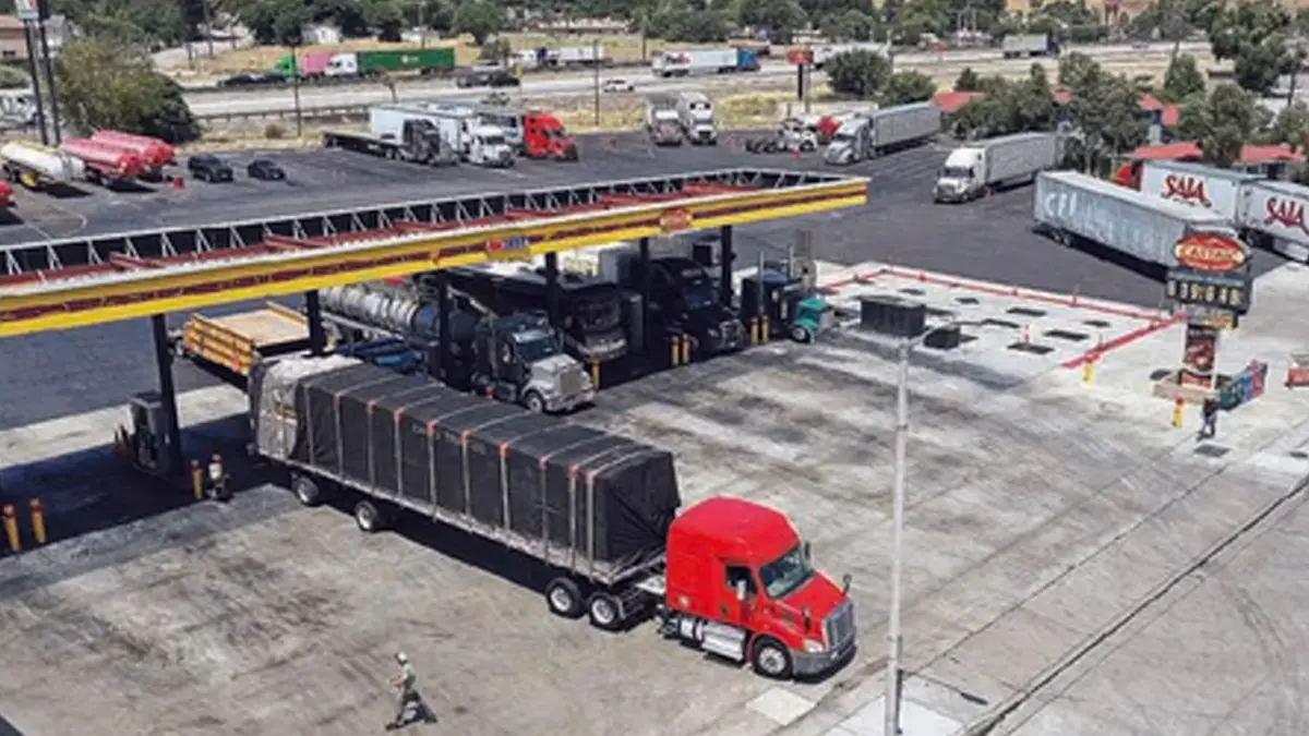 HEMAT: Kenaikan tajam harga solar karena krisis energi membuat para sopir truk di AS mengemudi lebih lambat untuk mengurangi biaya operasional.
