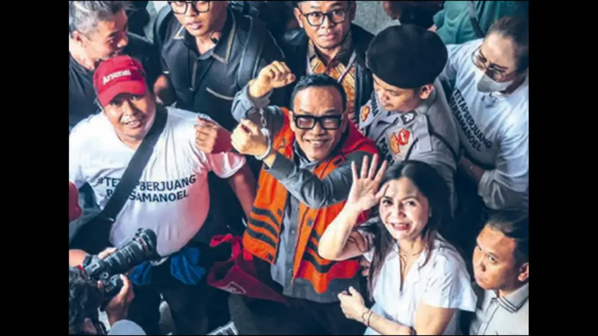 TERIMA PUTUSAN: Mantan Wamenaker Immanuel Ebenezer Gerungan alias Noel (tengah) bersama istri (kanan) meninggalkan ruang sidang di Pengadilan Tipikor Jakarta kemarin (4/6). Noel divonis 4,5 tahun penjara atas kasus pemerasan dan gratifikasi pengurusan sertifikasi K3. (Foto: JAWA POS)
