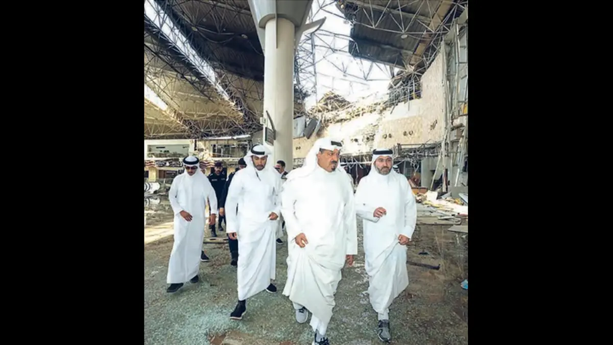 PERIKSA KERUSAKAN: Perdana Menteri Kuwait Sheikh Ahmad al-Abdullah al-Sabah (dua dari kanan) menginspeksi Bandara Internasional Kuwait akibat serangan misil Amerika Serikat, Rabu (3/6). (AFP)
