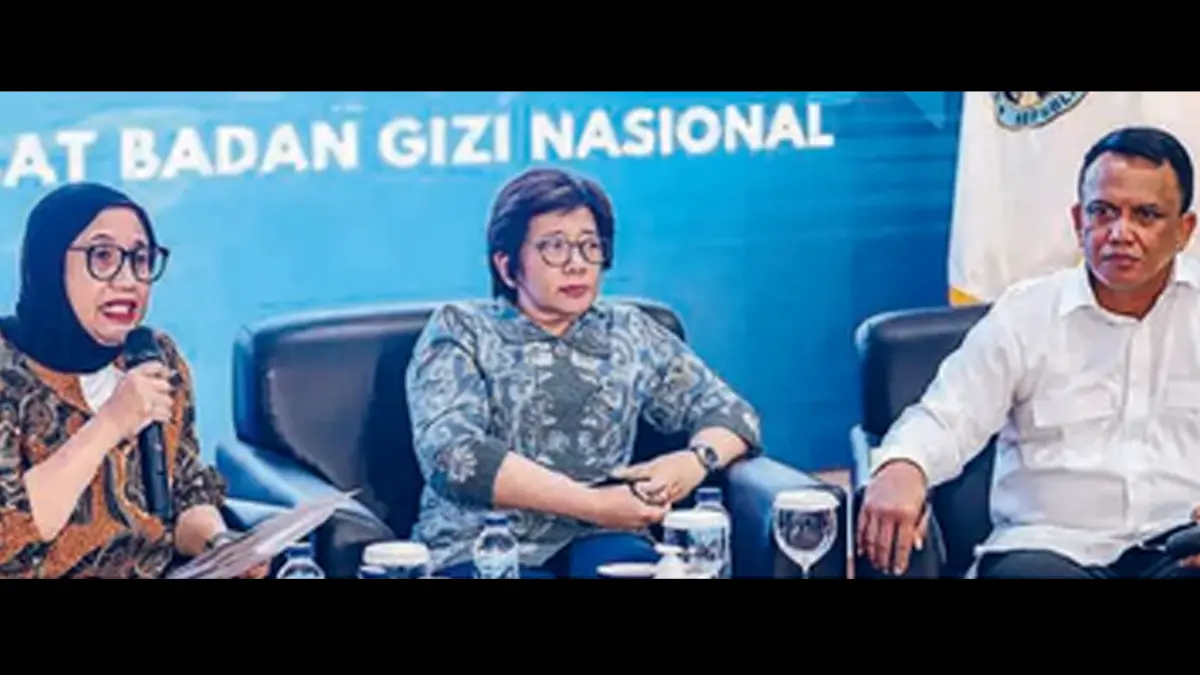 TERAPKAN EFISIENSI: Kepala BGN Nanik S. Deyang (kiri) bersama dua wakilnya, Agustina Arumsari dan Mayjen TNI Trenggono, saat konferensi pers di Kantor BGN, Jakarta, kemarin (4/6).
(Foto: SALMAN TOYIBI/JAWA POS)