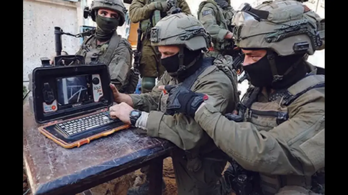 MANFAATKAN TEKNOLOGI: Tentara Israel menyadap percakapan telepon warga Palestina. (Foto: AFP)