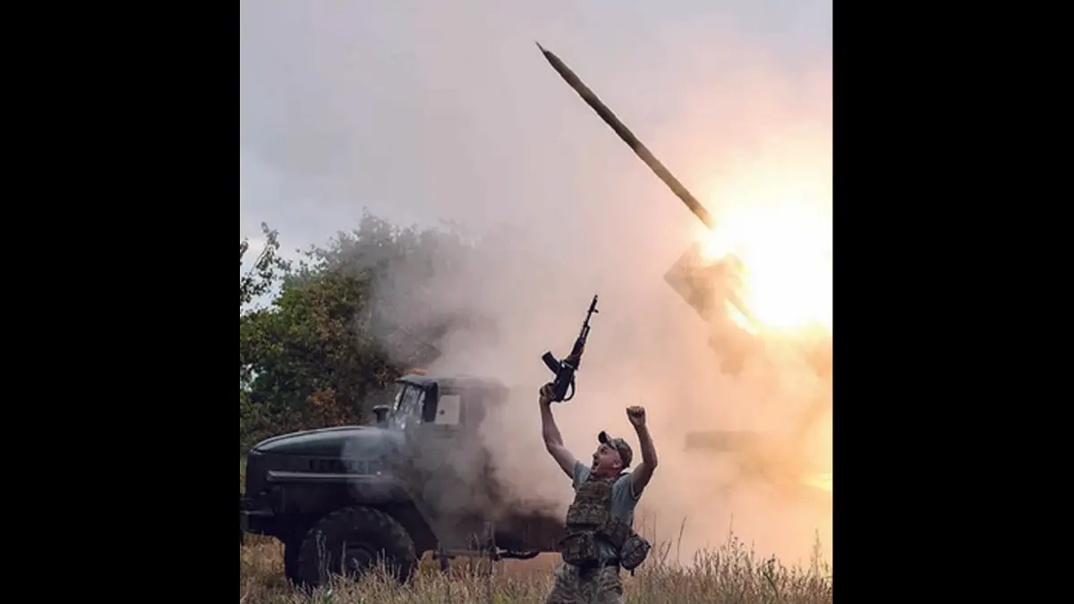 MENYERANG: Tentara Ukraina meluncurkan rudal ke arah posisi Rusia di lokasi yang dirahasiakan, wilayah Donetsk. (Foto: AFP)