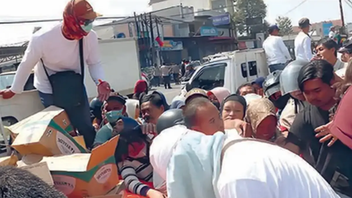 PROTES: Sejumlah peternak ayam di Blitar Raya membagikan telur gratis kepada warga di Alun-Alun Kanigoro, Kabupaten Blitar, Jawa Timur (1/6). Aksi itu sebagai bentuk protes harga telur anjlok. (FOTO: FAJAR RAHMAD AW/RADAR BLITAR/JAWA POS)