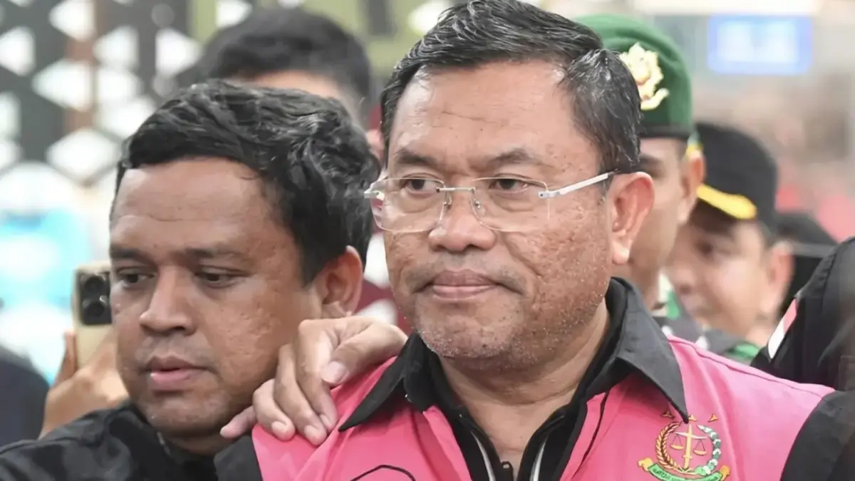 Tersangka dugaan tindak pidana korupsi tata kelola program Makan Bergizi Gratis (MBG) pada Badan Gizi Nasional (BGN) Sony Sonjaya (kanan) berjalan memasuki mobil tahanan di Kejaksaan Agung, Jakarta, Rabu (3/6/2026). (ANTARA FOTO)
