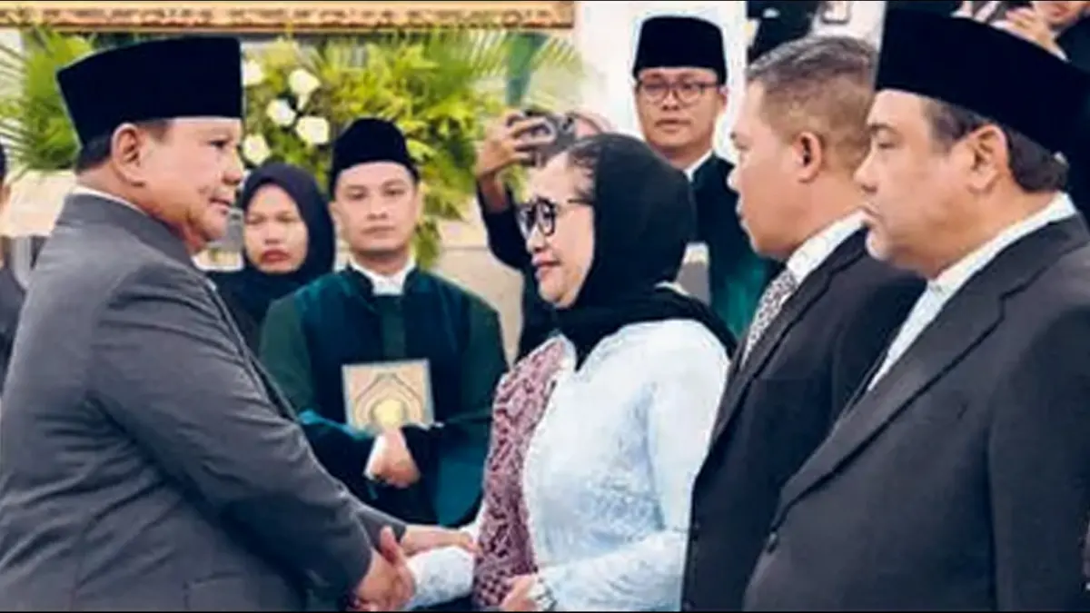 AMANAH BARU: Prabowo Subianto memberikan selamat kepada Nanik S. Deyang yang dilantik menjadi kepala BGN di Jakarta kemarin (8/6). (Foto: SETPRES)