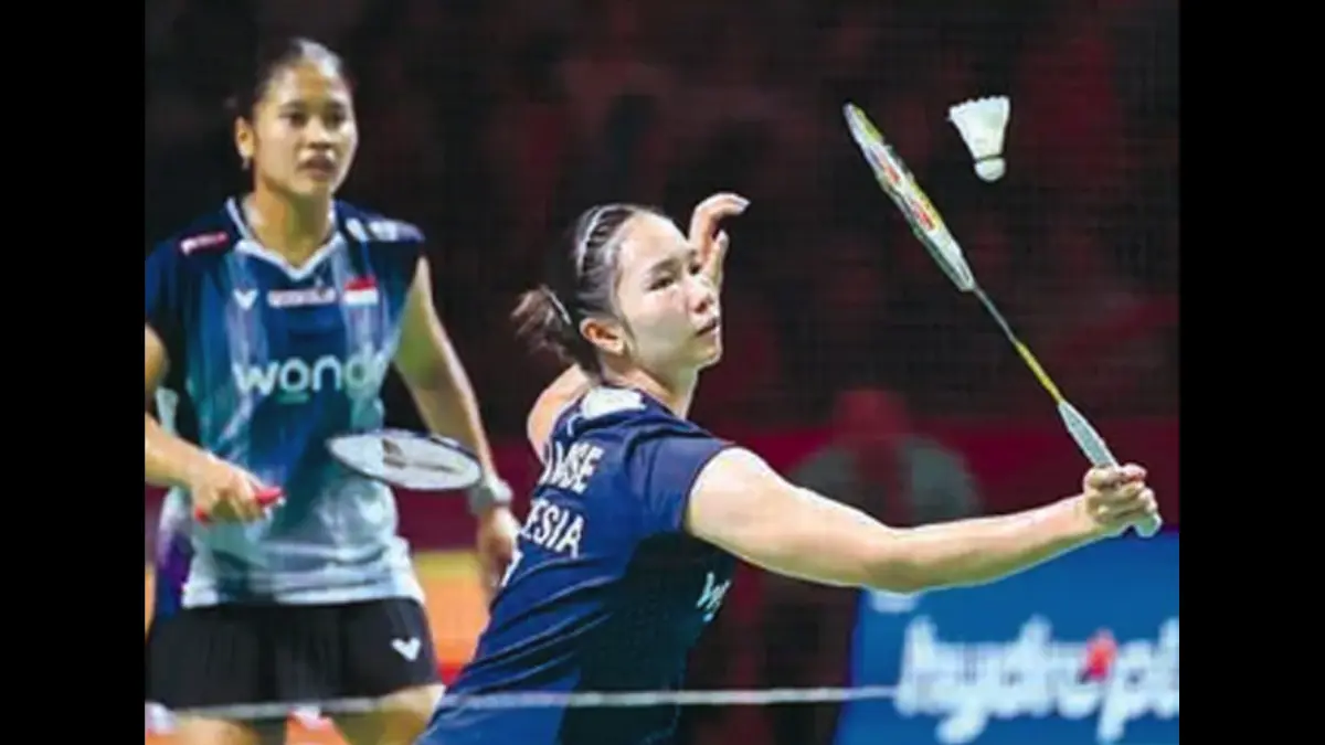 JUARA BERTAHAN: Rachel Allessya Rose (kanan) dan Febi Setianingrum berhasil melewati rintangan awal Australian Open kemarin (9/6). (ANTARA FOTO)