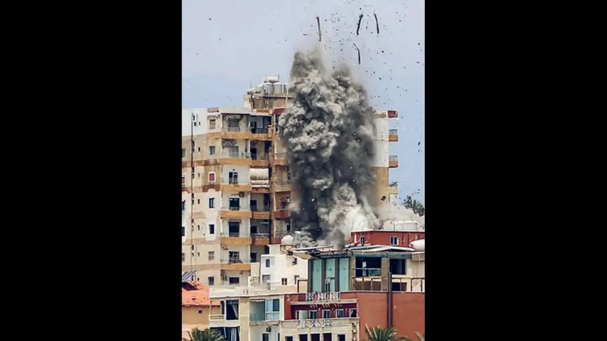 SASARAN TEMBAK: Asap membubung dan puing-puing beterbangan akibat serangan Israel di Tyre, Lebanon bagian selatan, kemarin (9/6). (KAWANT HAJU / AFP)