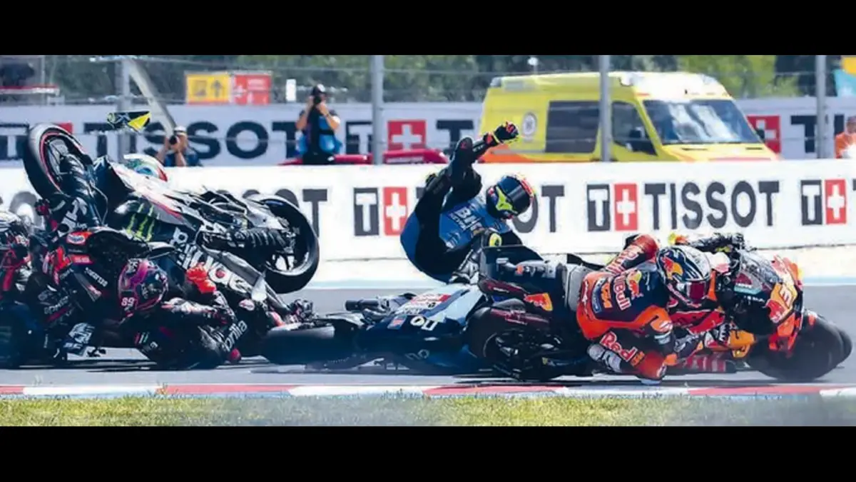 SUMBER MASALAH: Dari kiri, Jorge Martin, Fermin Aldeguer, dan Pedro Acosta terlibat kecelakaan di Balaton Park saat race GP Hungaria, Minggu (7/6). (FERENC ISZA/AFP PHOTO)