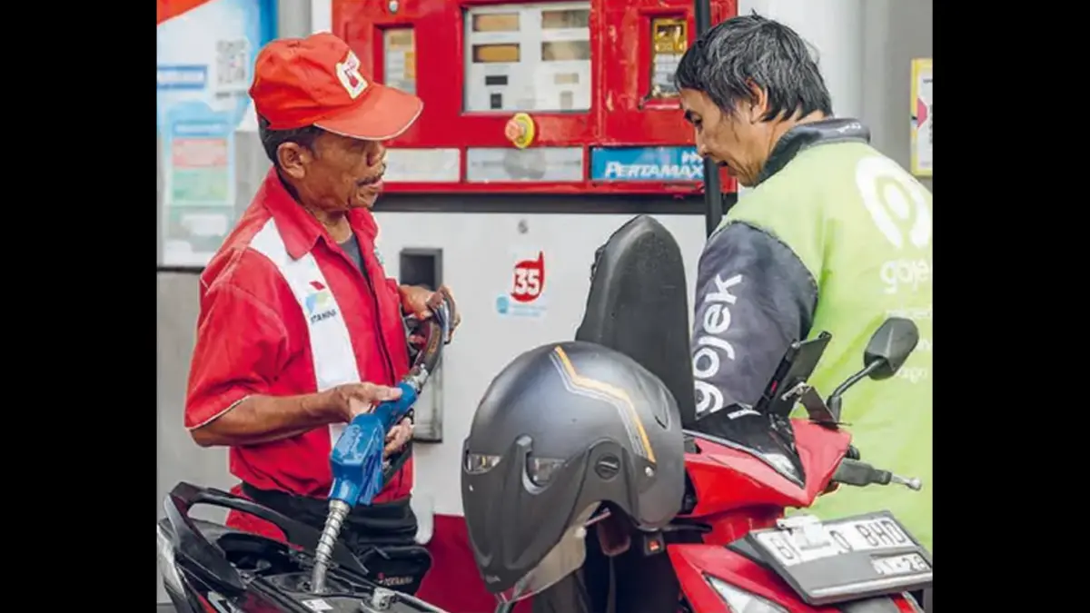 MAKIN MAHAL: Petugas melayani pengemudi ojek online di SPBU Pertamina, Menteng, Jakarta, kemarin (10/6). (SALMAN TOYIBI/JAWA POS) 