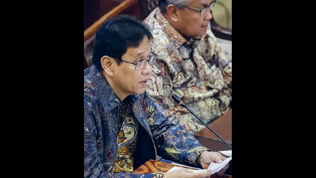 RAPAT KERJA: Menteri Keuangan Purbaya Yudhi Sadewa memaparkan kondisi ekonomi makro kepada Komisi XI DPR di Jakarta kemarin (10/6). (DHEMAS REVIYANTO/ANTARA FOTO) 