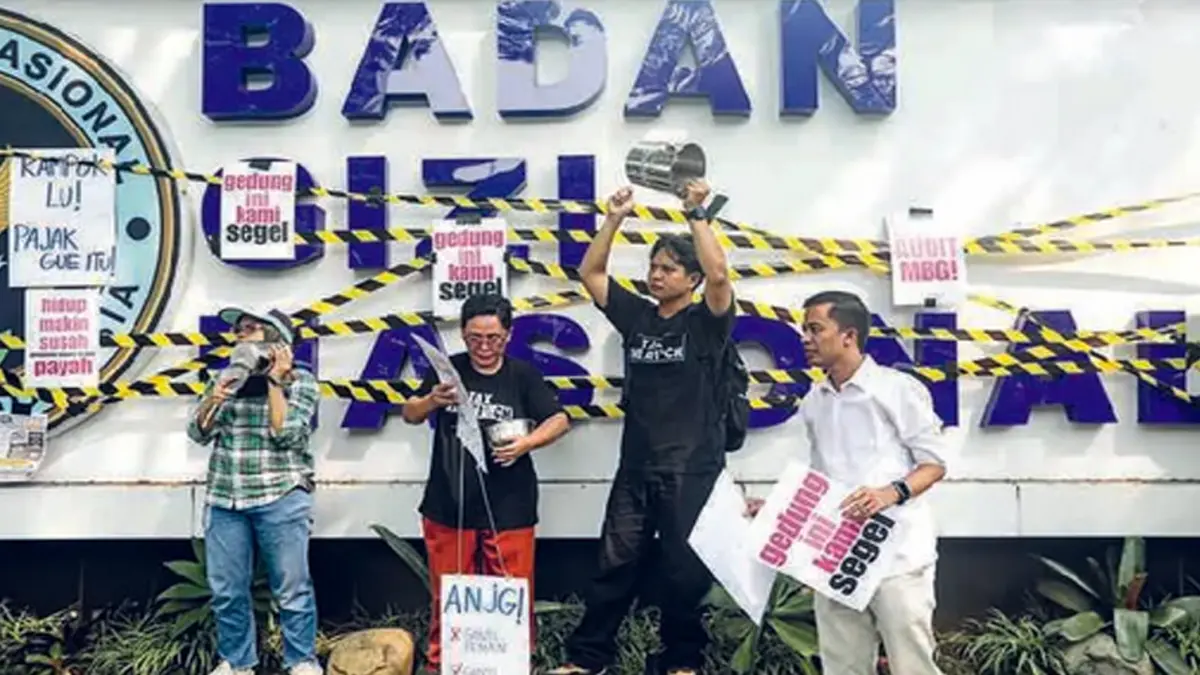 SUARAKAN TUNTUTAN: Massa yang tergabung dalam Koalisi MBG Watch memasang segel di depan kantor BGN, Jakarta, kemarin (10/6). Dalam aksi tersebut, mereka meminta pemerintah menghentikan sementara program MBG karena membebani keuangan negara. (SALMAN TOYIBI/JAWA POS) 