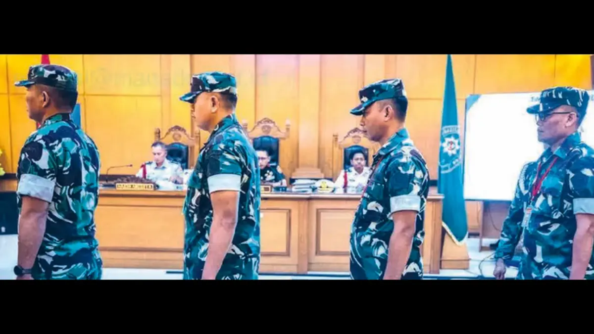 TERDAKWA: Dari kiri, Lettu Sami Lakka, Kapten Nandala Dwi Prasetyo, Lettu Budhi Hariyanto Widhi Cahyono, dan Serda Edi Sudarko menjalani sidang pembacaan putusan di Pengadilan Militer II-08, Jakarta, kemarin (10/6). (BAYU PRATAMA S.N.Z/ANTARA FOTO)