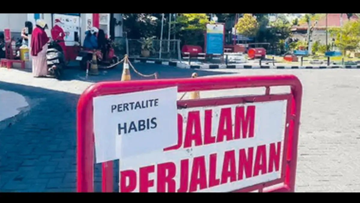 KEHABISAN PERTALITE: Pengumuman di SPBU Kebomas, Gresik, Jawa Timur, kemarin (11/6). (LUDRY PRAYOGA/JAWA POS)
