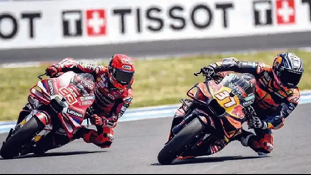 CALON RIVAL: Pedro Acosta (kanan) berhasil melewati Marc Marquez pada GP Hungaria di Balaton Park (7/6).