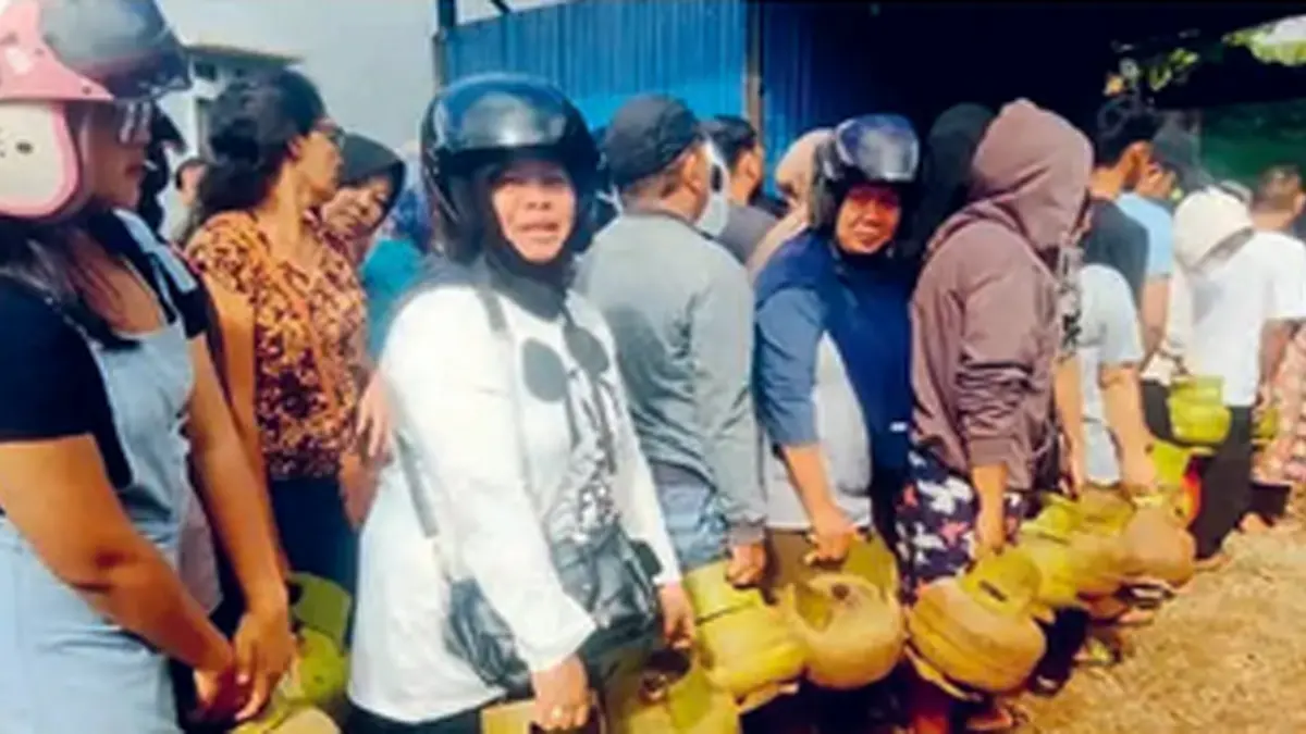 MAHAL: Warga mengantre LPG 3 kg di Putussibau, Kapuas Hulu, Kalimantan Barat. Di wilayah ini, harga LPG melon mencapai Rp 40 ribu hingga Rp 70 ribu. (Foto: PONTIANAK POST)