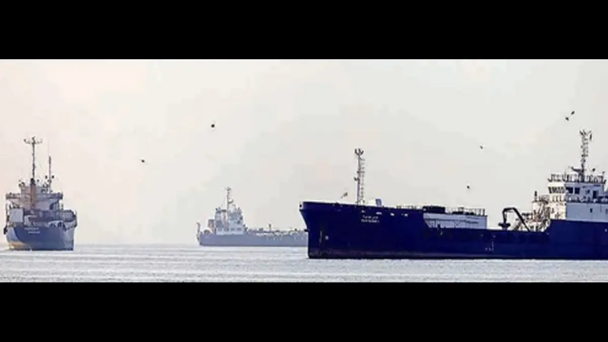 TANPA TARIF: Kapal-kapal tanker minyak menunggu giliran untuk melintasi Selat Hormuz di Iran kemarin (16/6). (AMIRHOSSEIN KHORGOO/EDP/AFP)