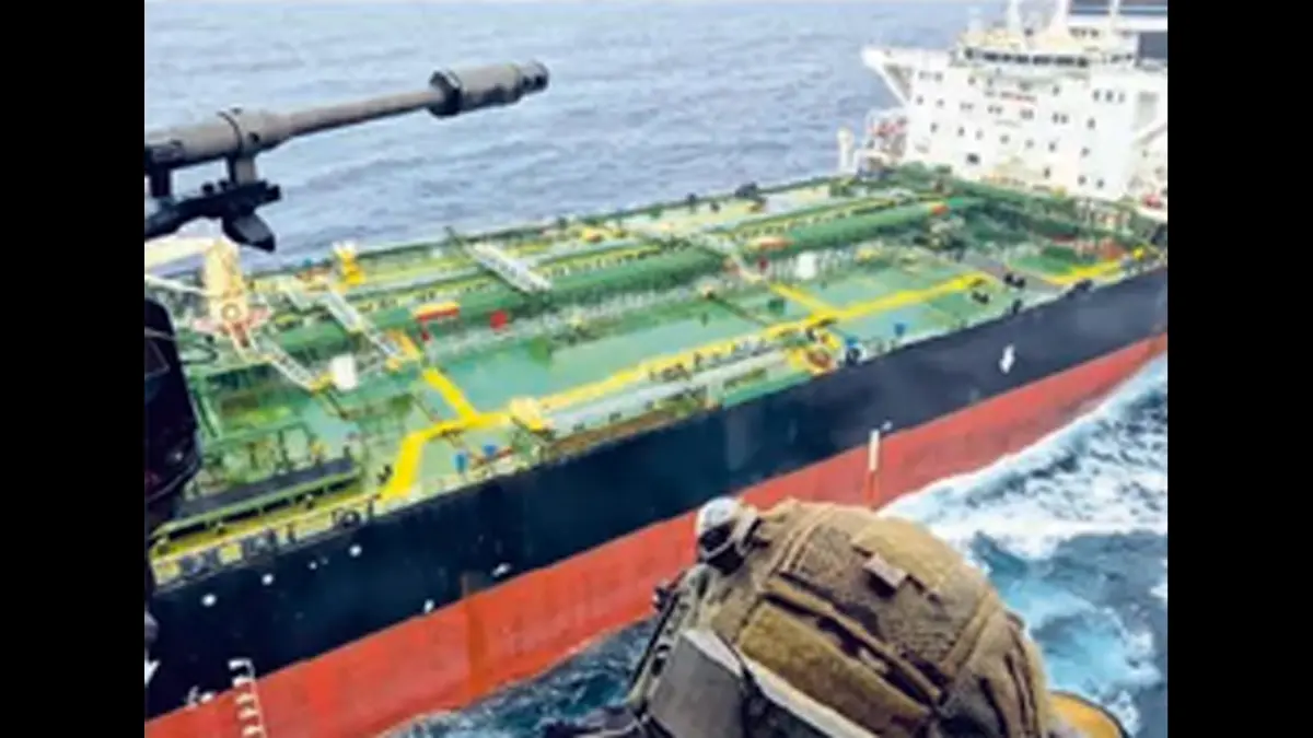 PASOKAN ENERGI: Tentara Prancis menyergap kapal tanker minyak milik Rusia. Upaya itu bagian dari penerapan sanksi minyak kepada Moskow. (Foto: AFP)