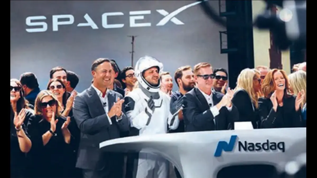 STRATEGI EKSPANSI: Karyawan SpaceX merayakan penutupan pasar penawaran umum perdana SpaceX di Nasdaq Marketsite, New York, pekan lalu (12/6). (AFP)