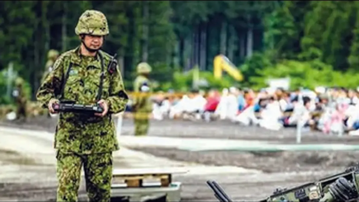 ALAT PERANG: Prajurit Pasukan Bela Diri Jepang mengoperasikan kendaraan darat tak berawak selama latihan tembak di Gotemba, Jepang, Minggu (7/6). (Foto: AFP)