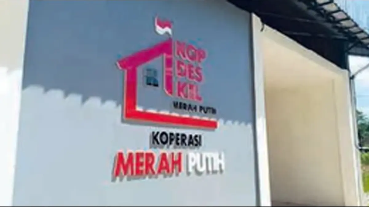 BERJARAK 100 METER: Gerai KDKMP di salah satu desa di Kecamatan Pacitan yang berdekatan dengan KDKMP lainnya. (Foto: RADAR PACITAN GRUP JAWA POS)